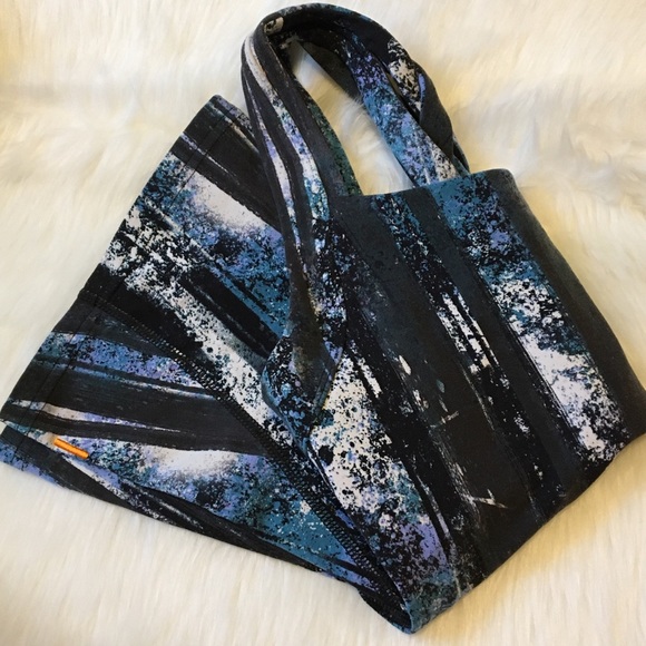 Lucy | Athletic Criss Cross Back Straps Pattern Tank Top - Picture 4 of 15